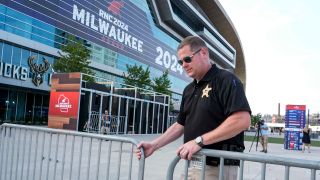 Parteitag der Republikaner in Milwaukee: Secret Service Mitarbeiter sichert den Platz vor dem Basketballstadion Fiserv Forum in Milwaukee – einem der Zentren, in denen Veranstaltungen des republikanischen Nominierungsparteitags stattfinden. © picture alliance / AP | Morry Gash