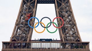 Olympische Sommerspiele in Paris: Olympische Ringe am Eiffelturm © Alexis Sciard/MAXPPP / picture alliance / dpa