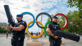 Paris zum Start der Olympischen Sommerspiele: Ein Drohnenabwehrkommando der Polizei an der Bastille © Presse- und Wirtschaftsdienst/Bernd Kammerer / picture alliance