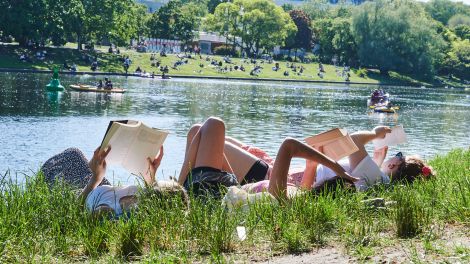 Lesende Frauen am Landwehrkanal in Berlin © dpa/Annette Riedl