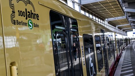 S-Bahn mit der Aufschrift "100 Jahre Berliner S-Bahn" auf dem S-Bahnhof Südkreuz © dpa/Jens Kalaene