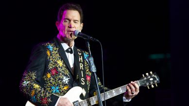 Chris Isaak live bei einem Konzert im Admiralspalast. Berlin, 30.07.2024; © picture alliance/Christian Behring/Geisler-Fotopress