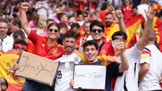 EM 2024 Spanien vs. Deutschland: Fans beider Länder mit Schildern "Yamal/Jamal"; © picture alliance/PA Wire/Bradley Collyer