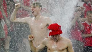 Fans von Dänemark tanzen im Regen während einer Spielunterbrechung wegen schlechten Wetters beim Achtelfinale Deutschland - Dänemark, EM 2024; ©