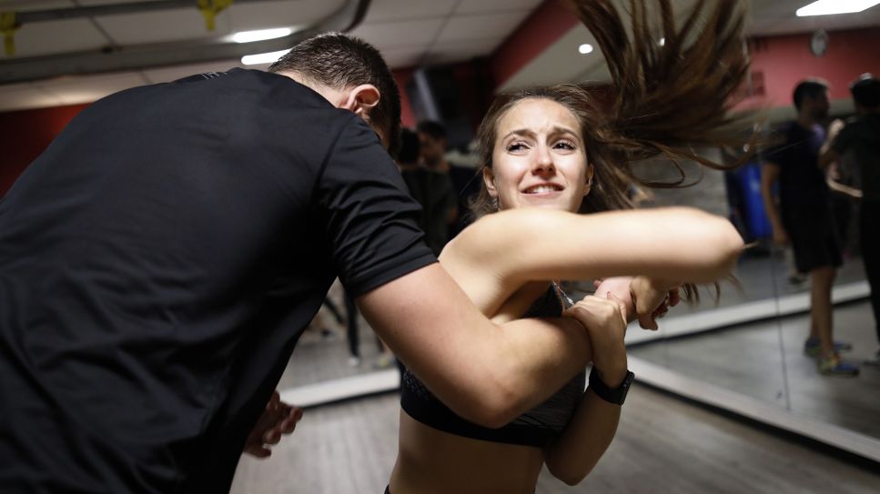 Shana Cohen nimmt an einem Krav Maga Training teil, einer Form der Selbstverteidiung, bei der es darum geht Gefahren früh zu erkennen, Konflikten auszuweichen und sich im Notfall zur Wehr zu setzen; © picture alliance/dpa/Corinna Kern