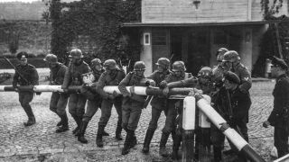 Beim Einmarsch deutscher Truppen in Polen am 01.09.1939 reißen Soldaten der Wehrmacht einen rot-weißen Schlagbaum an der deutsch-polnischen Grenze nieder © Photo12/Ann Ronan Picture Library / picture alliance