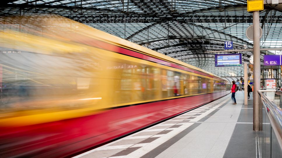 Eine S-Bahn fährt am Berliner Hauptbahnhof ein © Christoph Soeder/picture alliance/dpa