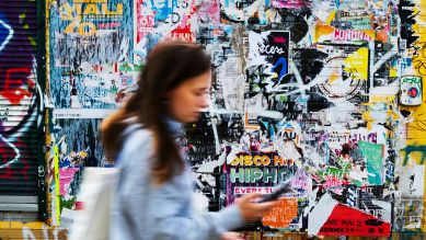 Jugendliche mit Smartphone © Wolfram Steinberg/picture alliance/dpa