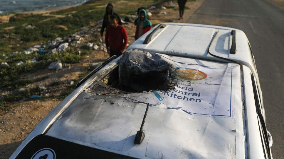 Palästinenser inspizieren ein Auto von " World Central Kitchen", das bei einem israelischen Luftangriff getroffen worden ist. © picture alliance/ AP/ Ismael Abu Dayyah