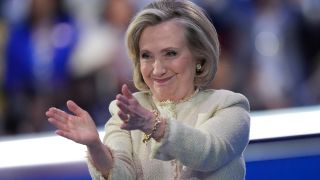 Hillary Clinton auf dem Parteitag der Demokraten in Chicago, 20.08.24 © ASSOCIATED PRESS/Charles Rex Arbogast / picture alliance