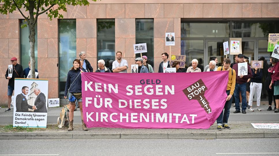 Proteste von Kritikern des Wiederaufbaus des Potsdamer Garnisonkirchturms kurz vor der Eröffnung in Potsdam © picture alliance / epd-bild | Christian Ditsch