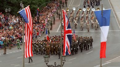 Mit einer letzten gemeinsamen Militärparade nehmen die Truppen der drei westlichen Alliierten Abschied von Berlin © picture-alliance / dpa/dpaweb | Wolfgang Kumm