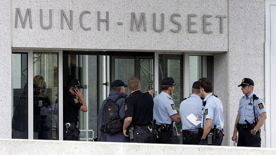 Polizisten stehen am 22.08.2004 vor dem Edvard Munch-Museum in Oslo. Kunsträuber haben am 22.08. mit Waffengewalt vor zahlreichen Augenzeugen das Gemälde «Der Schrei» aus dem nach ihm benannten Museum in Oslo entwendet. © picture-alliance / dpa/dpaweb | epa Scanpix Heiko Junge