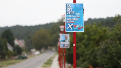 Wahlplakate zur Landtagswahl: AfD-Wahlplakat mit der Aufschrift "Es ist Zeit, dass Politiker für ihre Fehler haften"; © picture alliance/dts-Agentur