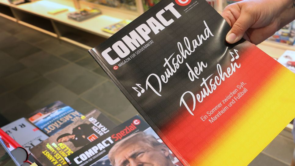 Ausgaben des "Compact"-Magazins © Karl-Josef Hildenbrand/picture alliance/dpa