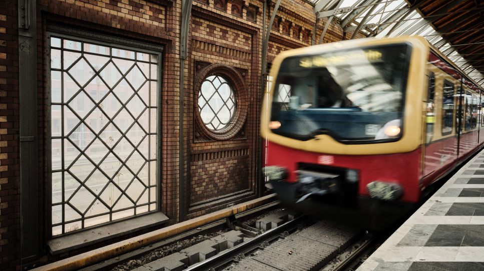 Eine S-Bahn fährt in den Bahnhof Hackescher Markt in Berlin-Mitte ein, April 2022; © picture alliance/dpa/Stefan Jaitner