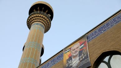 Teheran: Ein Poster des verstorbenen Hamas-Führers Ismail Hanija, der letzte Woche getötet wurde, hängt an einem Moscheegebäude in der Innenstadt; © picture alliance/AP/Vahid Salemi