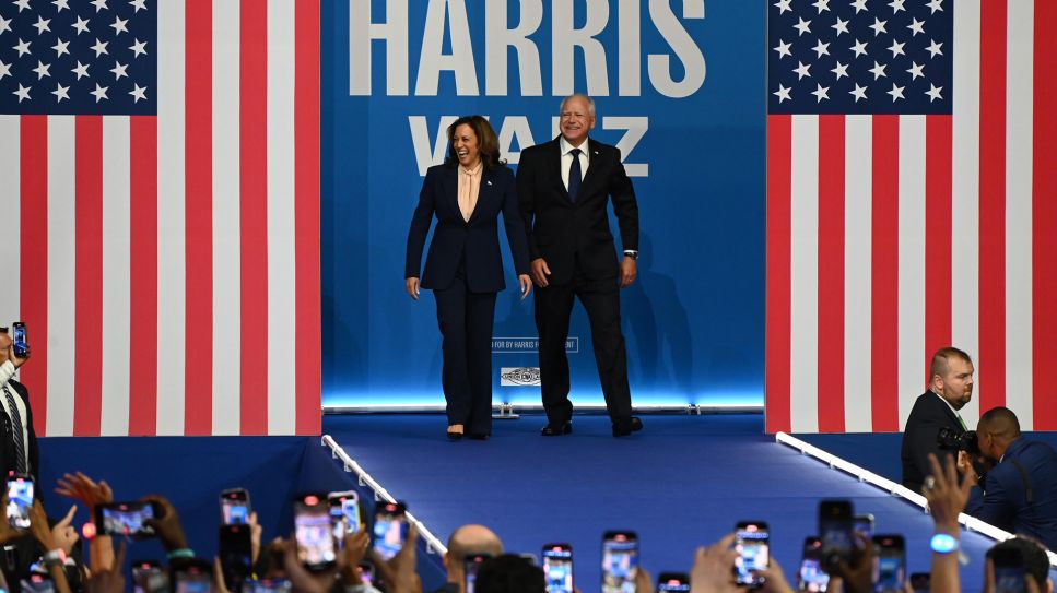 Kamala Harris und Tim Walz bei ihrem ersten gemeinsamen Wahlkampfauftritt in Philadelphia; © picture alliance/Anadolu/Kyle Mazza