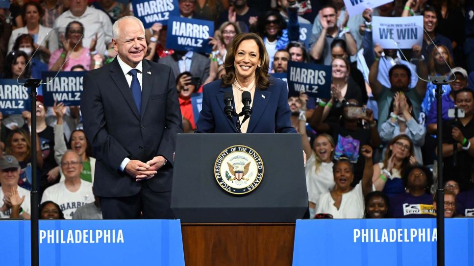 Tim Walz und Kamala Harris bei ihrem ersten gemeinsamen Wahlkampfauftritt in Philadelphia; © picture alliance/Anadolu/Kyle Mazza