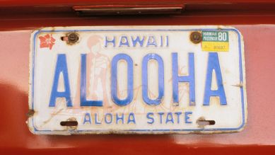 Hawaii Aloha State – Kfz-Kennzeichen "ALOOHA"; © picture alliance/Design Pics/Pacific Stock/Greg Vaughn