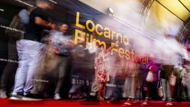 Die Gäste gehen über den roten Teppich während des 77. Internationalen Filmfestivals Locarno; © picture alliance/dpa/KEYSTONE/Jean-Christophe Bott