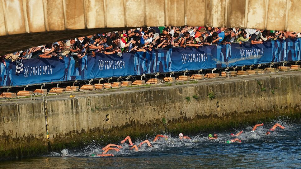 Olympia in Paris: die Athleten schwimmen in der Seine am Publikum vorbei, 10 km Männer/Freiwasser; © picture alliance/dpa/Michael Kappeler