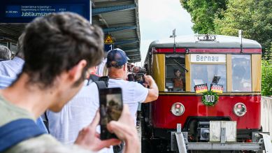 Ein historischer Sonderzug steht zum Fest zum 100-jährigen Bestehen der S-Bahn im Bahnhof Bernau; © picture alliance/dpa/Jens Kalaene