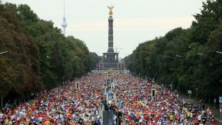 Das große Läuferfeld des 34. Berlin-Marathon passieren am 30.09.2007 die Siegessäule beim Lauf über die Distanz von 42,195 km quer durch die deutsche Hauptstadt. © picture-alliance/ dpa | Rainer Jensen