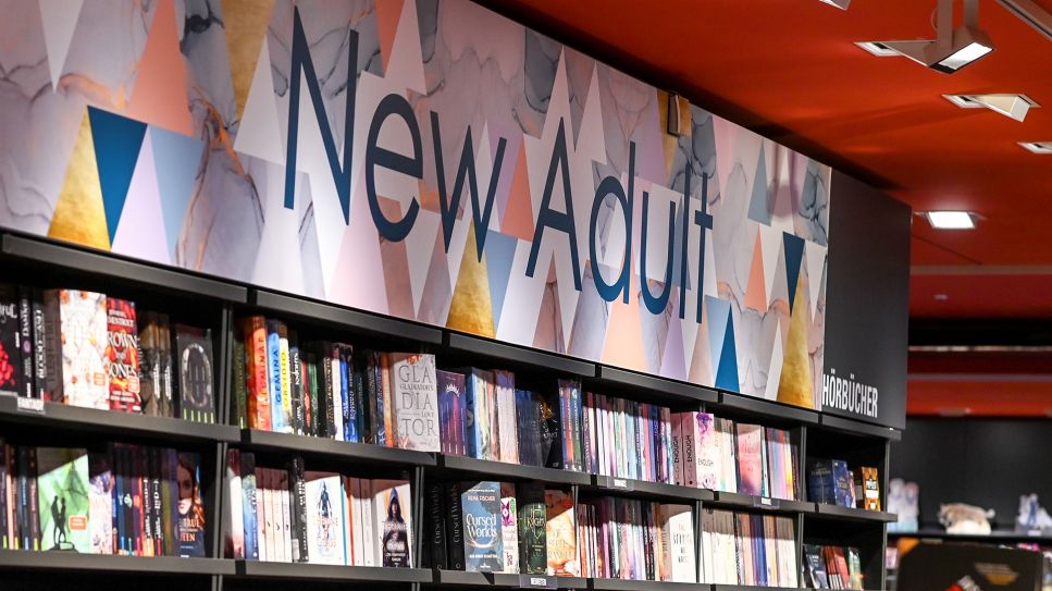 "New Adult" steht im Kulturkaufhaus Dussmann über Büchern, die für Jugendliche und junge Erwachsene geschrieben wurden. © picture alliance/dpa | Jens Kalaene