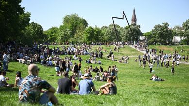 Menschen sitzen bei Sonnenschein im Görlitzer Park. © picture alliance/dpa | Sebastian Gollnow