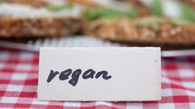 Ein Schild mit der Aufschrift "vegan" in einer Theke © Sebastian Kahnert / picture alliance/dpa