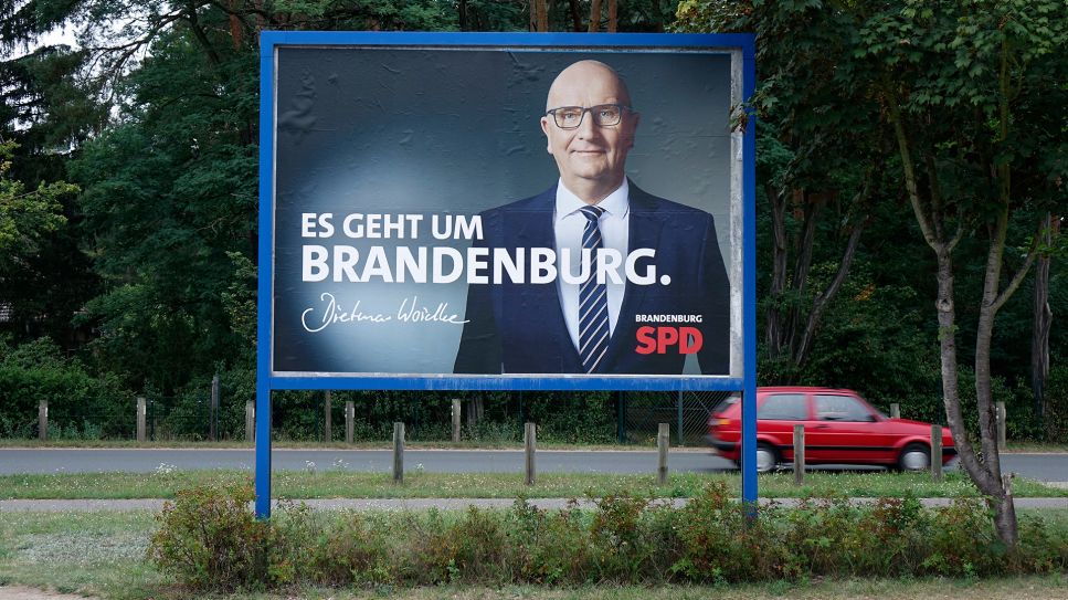 Wahlkplakat der SPD mit Dietmar Woidke © picture alliance / ZB | Sascha Steinach