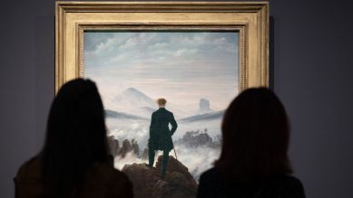 Besucherinnen der Ausstellung "Caspar David Friedrich. Wo alles begann" in Dresden © Sebastian Kahnert / picture alliance/dpa