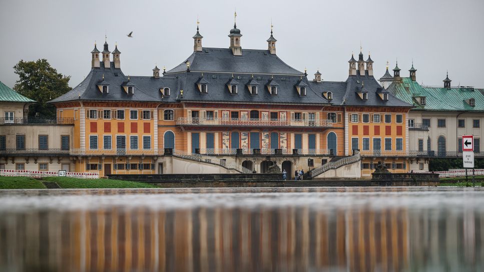 Schloss Pillnitz spiegelt sich in der Hochwasser führenden Elbe. © picture alliance/dpa | Jan Woitas