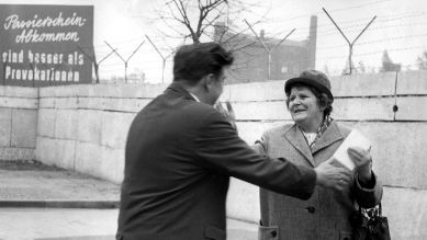 Rentner aus DDR Rentner aus der DDR auf Verwandtschaftsbesuch in der Bundesrepublik © picture alliance/dpa