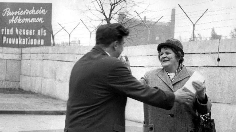 Rentner aus DDR Rentner aus der DDR auf Verwandtschaftsbesuch in der Bundesrepublik © picture alliance/dpa