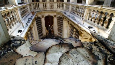 Blick in den bei einem Brand schwer beschädigten Rokokosaal der Herzogin Anna Amalia Bibliothek in Weimar © picture-alliance / ZB | Martin Schutt 