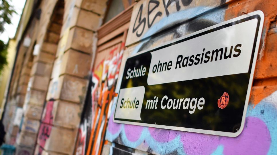 "Schule ohne Rassismus, Schule mit Courage" steht an einer Schule in Berlin © picture alliance / Jens Kalaene