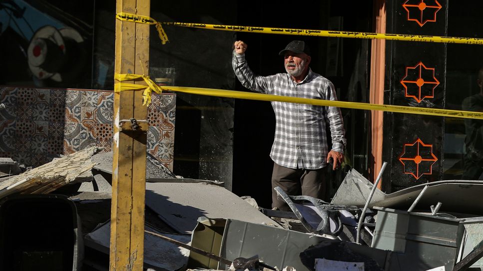 Ein Libanese steht am Eingang seines Ladens, der bei einem israelischen Angriff auf ein Gebäude in einem südlichen Vorort von Beirut beschädigt wurde, 26.09.2024; © picture alliance/dpa/Marwan Naamani