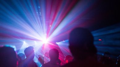 Menschen tanzen in einem Club, Berlin 2016; © picture alliance/dpa/Sophia Kembowski