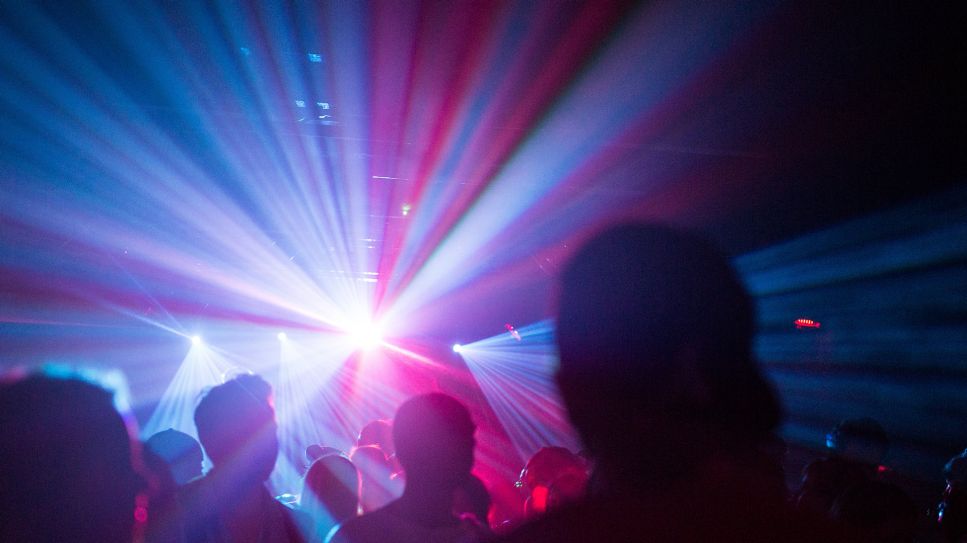 Menschen tanzen in einem Club, Berlin 2016; © picture alliance/dpa/Sophia Kembowski