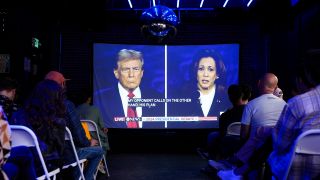 TV-Duell Trump vs. Harris – Projektion im queeren Nachtclub Massive, Seattle, USA; © picture alliance/AP/Lindsey Wasson