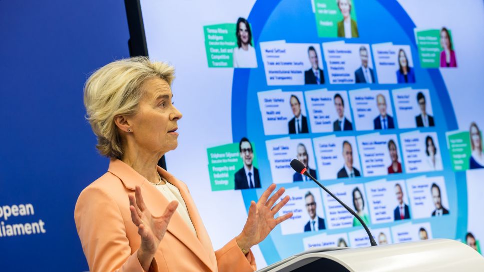 Ursula von der Leyen (CDU), Präsidentin der Europäischen Kommission, stellt während einer Pressekonferenz Medienvertretern ihre neue Kommission vor, 17.09.2024; © picture alliance/dpa/Philipp von Ditfurth