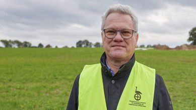 Der brandenburgische Landesarchäologe Franz Schopper steht bei Ausgrabungen einer Siedlung in der Nähe des Grabhügels des "Königs Hinz"; © picture alliance/dpa/Jörg Carstensen