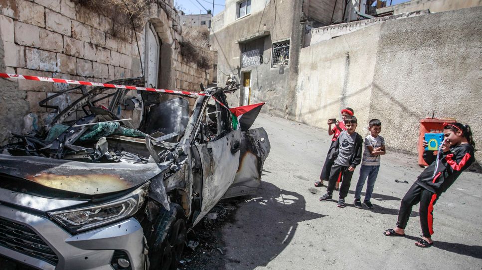 Palästinensische Kinder fotografieren ein von einer Rakete zerstörtes Auto, Westjordanland, 20.09.2024; © Sipa USA/Nasser Ishtayeh