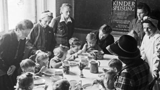 Kinder bekommen die Speisung durch die Canadian Lutheran World Relief in einer karitativen Einrichtung in Frankfurt an der Oder, Deutschland 1948; © picture alliance/United Archives/Erich Andres