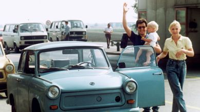 Eine Familie aus der DDR hat mit ihrem Trabi am 11. September 1989 die ungarisch-östereichische Grenze überquert; © picture-alliance/dpa/Votava