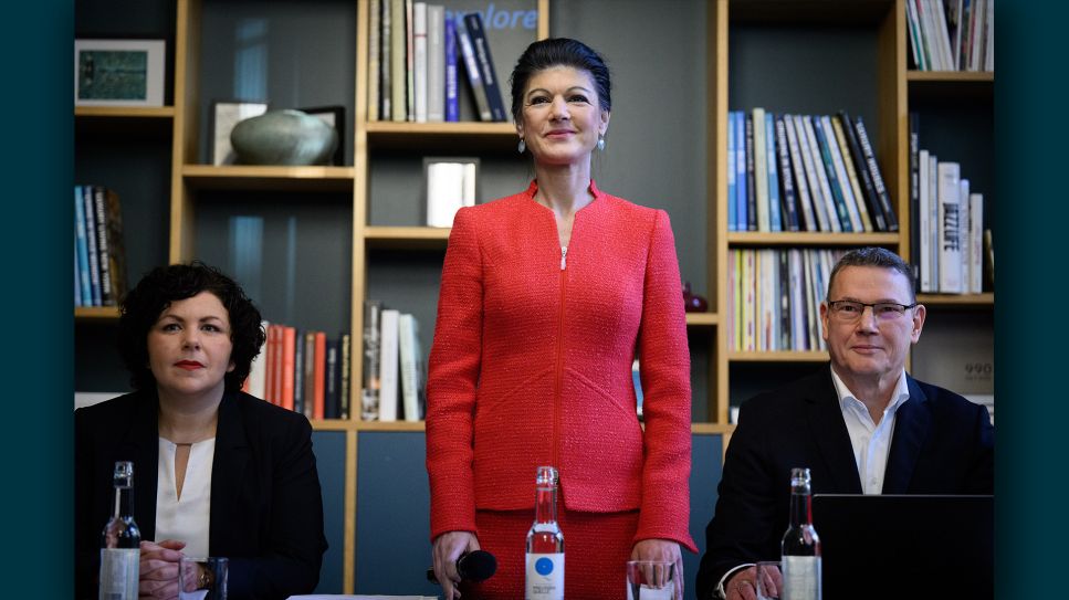 Sahra Wagenknecht (M) steht zusammen mit Amira Mohamed Ali (l) und Ralph Suikat (r) beim Gründungsakt der Partei "Bündnis Sahra Wagenknecht - für Vernunft und Gerechtigkeit" (BSW) in einem Berliner Hotel; © picture alliance/dpa/Bernd von Jutrczenka