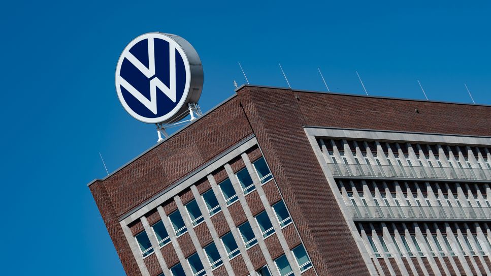 Logo von Volkswagen ist auf dem Dach des Markenhochhauses auf dem Werksgelände von VW © picture alliance/dpa/Swen Pförtner