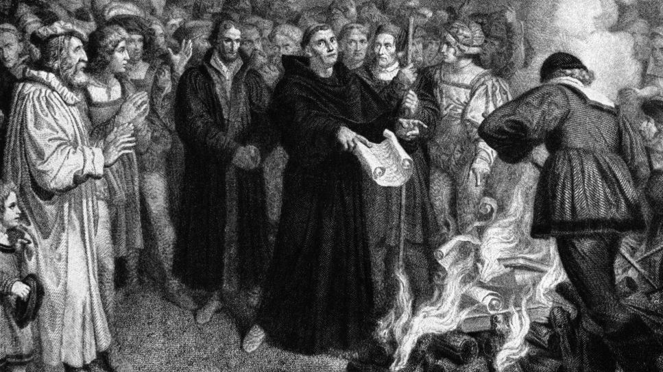 Martin Luther verbrennt vor Wittenberg die päpstliche Bulle. Illustration aus dem 19. Jahrhundert. © picture alliance/ SZ Photo | SZ Photo